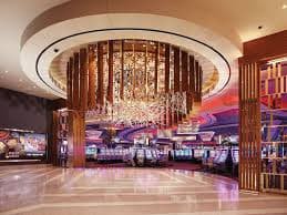 Dealer Sic Bo di studio live casino sq toto dengan tiga dadu dalam wadah transparan